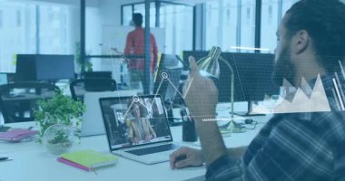 Adam iş görüşmesine animasyon kaplamalarıyla verileri analiz ederek başlıyor ve toplantı için beyaz tahtada ekip kuruyor. İşbirliği, analitik, takım çalışması, modern, dijital, iletişim, kurumsal