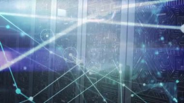 Sunucu dolaplarında beliren soluk turkuaz ışık, veri akışını haritalayan parlayan ağ hatları. Teknoloji, veri, bağlantı, dijital, yenilik, gelecekçilik, siber