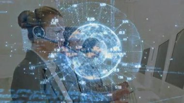 Çağrı merkezi operatörü kulaklığı ayarlıyor, küresel izleme için dönen veri küresini daktilo ediyor. Teknoloji, iletişim, dijital, işbirliği, veri görselleştirme, profesyonellik, yenilik