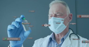 Kıdemli erkek doktor şişeyi kaldırıp incelerken tıbbi veriler şişenin etrafında şekilleniyor. Tıbbi, yenilik, teknoloji, araştırma, teşhis, analiz, kesinlik