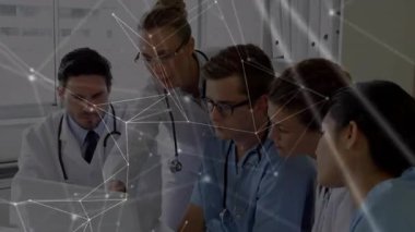 Erkek doktor hasta verilerini analiz ederken dizüstü bilgisayara tıklayarak ağı etkinleştiriyor. İşbirliği, takım çalışması, sağlık, profesyonellik, dijital, analiz, iletişim