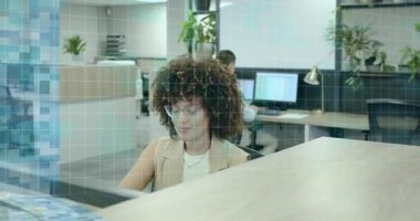 Teknisyen kol saatini inceliyor ve ikili kod çevirme masasıyla taramaya başlıyor. Teknoloji, dijital, ofis, iletişim, yenilik, işbirliği, çalışma