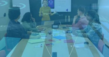 Sunucu, anahtar ölçümleri gösteren animasyon çizelgeleri olarak görünmeye doğru hareket ederek iş toplantısına başlıyor. Profesyonel, kurumsal, sunum, veri, işbirliği, ofis, takım çalışması