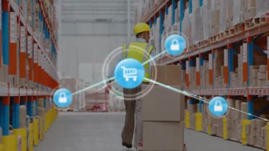 Depo çalışanı palet kutusunu koridorda taşıyor, lojistik ağ arabası üretiyor ve ikonları kilitliyor. Envanter, lojistik, otomasyon, teknoloji, dağıtım, operasyonel, endüstriyel