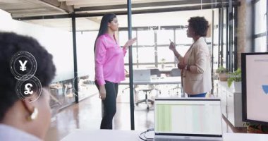 İş kadınları yatırım stratejisini animasyon döviz sembolleriyle selamlıyor ve tartışıyor. İşbirliği, takım çalışması, profesyonel, yenilik, tartışma, girişim, analitik