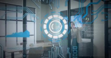 Kadın, saydam duvarda işaret çizimi çiziyor. Teknik holografik şemaya, erkek tıkırtısı tabletine neden oluyor. İşbirliği, yenilik, teknoloji, fütürist, beyin fırtınası, sunum, dijital