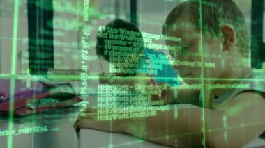 Çalışma odasında kırmızı kalemle yazan iki çocuk yeşil kod yazıp gülümsüyor. İşbirliği, eğitim, teknoloji, yenilik, takım çalışması, odaklanma, gençlik enerjisi