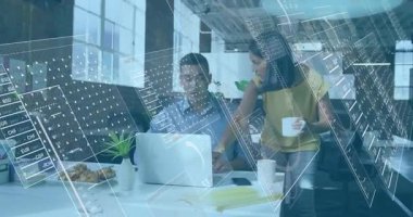 Denetmen dizüstü bilgisayar ekranını işaret ediyor ve analiz için finans tablolarını çeviriyor. İşbirliği, yenilik, veri görselleştirme, ofis, takım çalışması, dijital, profesyonel