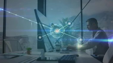 Modern teknoloji ofisinde erkek profesyonel daktilo. Masanın üstündeki merkez yumurtlama ağı düğümlerini etkinleştiriyor. Teknoloji, bağlantı, yenilik, gökdelen, otomasyon, dijital, çalışma alanı
