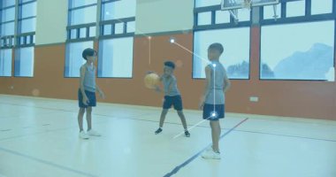 Spor salonunda antrenman yapan üç çocuk, en sağdaki pas ve hareketli kavisler. Takım çalışması, gençlik, sportmenlik, atletizm, dinamik, eğitim, eğlence