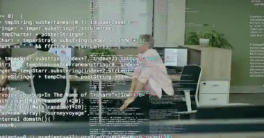 Yazan, kadın ofis çalışanı, çizelgeleri inceleyen erkek iş arkadaşı olarak geriye ve yana doğru esneme hareketi yapıyor. İş, takım çalışması, sağlık, profesyonellik, modern, işbirliği, ergonomik