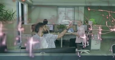 Erkek çalışanın dijital örtüyü fark etmesi incelenmek üzere elden rapor vermek için teknoloji ofisine doğru dönüyor. İşbirliği, yenilik, teknoloji, takım çalışması, bağlantı, modern, profesyonel