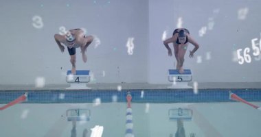 Başlangıç sinyalinde iki yüzücü yarışma sırasında blokları itip sayısal üstüste koyuyor. Sporcular, yarışma, su, dinamik, sıçrama, spor giyim, enerji