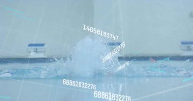 Erkek yüzücü esniyor ve kelebek çekmeye başlıyor, spor analitik kaplamalı sprey yaratıyor. Sporcu, performans, su, teknoloji, fitness, hassasiyet, hareket