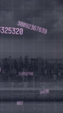 Değişen numaraların animasyonu ve şehir manzarasının havadan görüntüsüne karşı finansal veri işleme. Küresel finans ve iş teknolojisi kavramı
