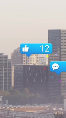 Şehir manzarasında yüzen sosyal medya bildirim simgeleri ve yüksek binalar animasyonu. Dijital, teknoloji, iletişim, kentsel, ağ, fütüristik