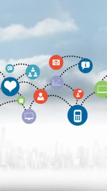 Bulutlu gökyüzünde bağlı sosyal medya simgelerinin animasyonu. Dijital olarak oluşturulan küresel iletişim, birliktelik, sosyal medya ve dijital arayüz kavramı.