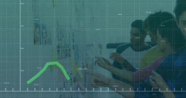 Ticari ekip duvarları tararken, grafik sürücü notalarını değiştiriyor, planlama için fotoğraf çekiyor. İşbirliği, takım çalışması, stratejik, beyin fırtınası, yenilik, yaratıcı, planlama