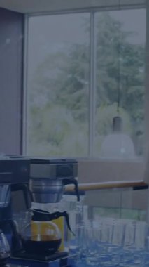 Dijital simgelerden oluşan kürelerin, ofiste birlikte tartışan çeşitli iş adamlarına karşı animasyonu. Küresel ağ ve iş teknolojisi kavramı