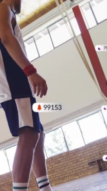 Çeşitli basketbol oyuncuları üzerinde dijital veri işleme animasyonu. Küresel spor, sosyal medya, bağlantılar, hesaplama ve veri işleme kavramı dijital olarak oluşturulmuş video.