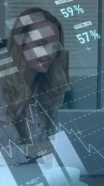 Kafkasyalı kadın iş arkadaşlarının dizüstü bilgisayardan raporları tartışırken bilgi arayüzü animasyonu. Dijital bileşik, çoklu pozlama, rapor, iş, planlama, takım çalışması ve teknoloji kavramı.