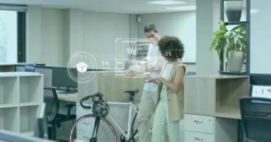 İş arkadaşları bisikletle yürüyorlar akıllı telefonu kontrol ediyorlar ve AR veri panellerini iş ölçümleri için gözden geçiriyorlar. İşbirliği, yenilik, teknoloji, kentsel, modern, takım çalışması, üretkenlik