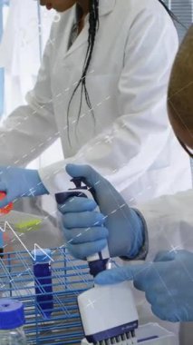 Laboratuvarda çalışan çeşitli bilim adamları üzerinde finansal veri işleme animasyonu. Küresel bilim, finans ve dijital arayüz kavramı dijital olarak oluşturulmuş video.