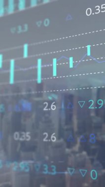 Çoklu grafiklerin animasyonu, bulutlu gökyüzüne karşı modern şehrin ticaret panosu. Dijital bileşik, çoklu pozlama, iş, rapor, borsa, binalar, ilerleme ve mimari kavramı.
