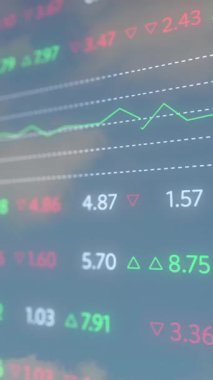 Modern binaların ortasında bulutlu gökyüzüne karşı çok renkli ticaret kurulunun animasyonu. Dijital bileşik, çoklu pozlama, iş, mimari ve borsa konsepti.