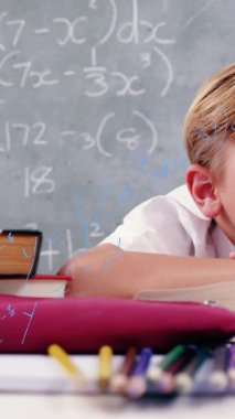 Matematik formüllerinin animasyonu, okulda öğrenen beyaz çocuk yerine. öğrenim, eğitim ve okul konsepti dijital olarak oluşturulmuş video.