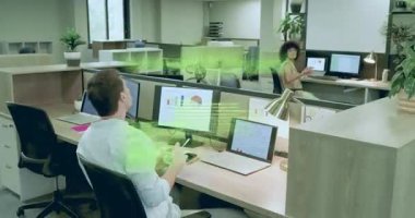 Adam stres topunu kodların ve satış tablolarının üzerine sıkıştırıyor, iş arkadaşına doğru yürüyor kahve ikram ediyor. Ofis, takım çalışması, teknoloji, üretkenlik, işbirliği, modern, profesyonel