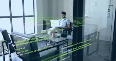 Geliştirici, hata ayıklama için kod yazma ve gözden geçirme, şeffaf tahta üzerinde kod örtülü görmek. Teknoloji, yenilik, çalışma alanı, modernlik, programlama, konsantrasyon, profesyonel