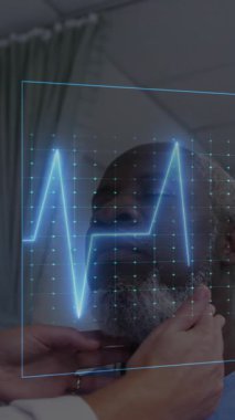 Hastanedeki erkek hastanın çenesini muayene eden kadın doktorun kalp atış hızı monitörünün animasyonu. Tıbbi sağlık ve kanser farkındalığı teknolojisi kavramı