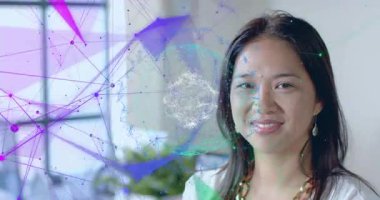 Kadın parlayan küreyi oluştururken verileri görselleştirmek için teknoloji ağı animasyonunu başlatıyor. Gelecekçi, yenilikçi, bağlantı, dijital, profesyonellik, soyut, kurumsal