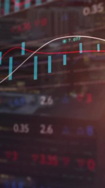 Şehir manzarası üzerinde finansal veri işleme animasyonu. Küresel finans, iş, bağlantılar, hesaplama ve veri işleme kavramı dijital olarak oluşturulmuş video.