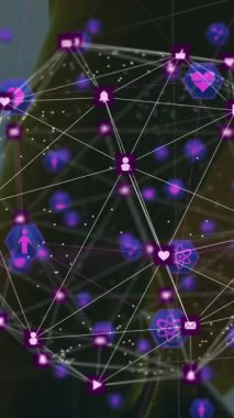 Akıllı telefon kullanan bir iş kadınının medya simgelerinin canlandırılması. Küresel iş ve dijital arayüz kavramı dijital olarak oluşturulmuş video.