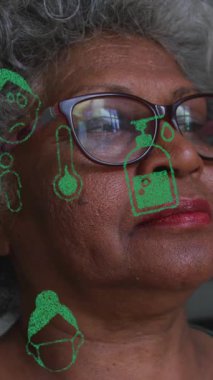 Evdeki yaşlı Afro-Amerikan kadın üzerinde salgın ikonlarının canlandırılması. Sayısal olarak üretilen covid 19 pandemik konsept sırasında üst düzey sağlık ve tedavi.