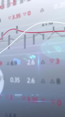 Madeni para yığınının üzerinde finansal veri işleme animasyonu. Küresel iş, finans, hesaplama ve veri işleme kavramı dijital olarak oluşturulmuş video.