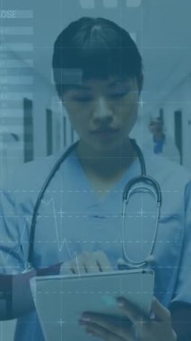 Mutlu Asyalı kadın doktor yerine finansal grafiklerin ve verilerin animasyonu. sağlık, tıp mesleği, ekonomi, finans ve teknoloji konsepti dijital olarak oluşturulmuş video.