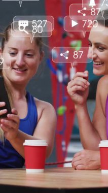 Akıllı telefon kullanarak Kafkas kadın spor giyim üzerinden sosyal medya veri işleme animasyonu. Küresel spor, bilim, dijital arayüz ve dijital olarak oluşturulmuş video işleme kavramı.