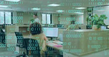 İş arkadaşı ofise geliyor, bardağı yerleştiriyor ve yüzen ikili kodlar altında daktilo yazıyor. İşbirliği, takım çalışması, dijital, teknoloji, çalışma alanı, modern, profesyonel