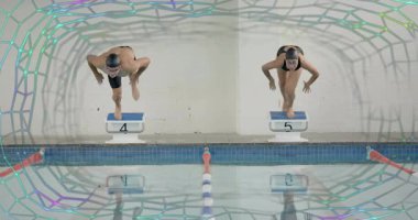 Yüzücüler ağırlıklarını 4 ve 5 numaralı bloklara kaydırıyorlar. Spor müsabakalarında suya giriyorlar. Sporcular, yarışma, dinamik, su sporu, senkronize, enerjik, spor