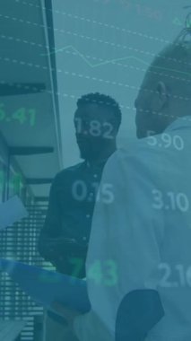 Çeşitli iş arkadaşlarının el çırpması üzerine finansal verilerin animasyonu. İş, finans ve ekonomi kavramı dijital olarak oluşturulmuş video.