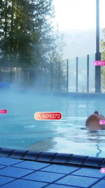 Havuzda yüzen, yüzen veri etiketleriyle çevrili biri. Teknoloji, dijital, yenilik, fitness, bilgi, sanal