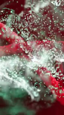 Kırmızı ve yeşil renklerde DNA ipliği ve parçacıklar animasyonu. Genetik, biyoteknoloji, moleküler, araştırma, bilim, biyoloji