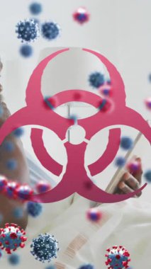 Çoklu harita üzerine düşen kovid hücrelerin animasyonu. Dijital olarak üretilen küresel covid pandemik konsept.