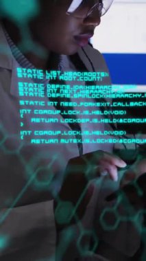 Tablet kullanan kadın bilim adamı üzerinde veri işleme ve kimyasal formülün animasyonu. Bilim ve dijital arayüz kavramı dijital olarak oluşturulmuş video.