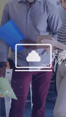 Çeşitli meslektaşların ofiste tablet tartışmaları üzerine iş verileri canlandırma animasyonu. takım çalışması, işbirliği, toplantı, analiz, dijital, teknoloji