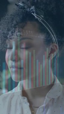 Ofisteki iş kadınıyla ilgili veri işleme animasyonu. Küresel finans, iş, bağlantılar, hesaplama ve veri işleme kavramı dijital olarak oluşturulmuş video.