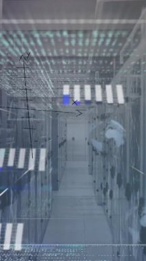 Sunucu odasında veri işleme animasyonu. küresel iş ve dijital arayüz kavramı dijital olarak oluşturulmuş video.